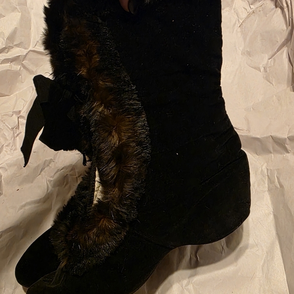 Elegant Black Fur-Trimmed Women's Boots (Probably Haunted) - Picture 12 of 15